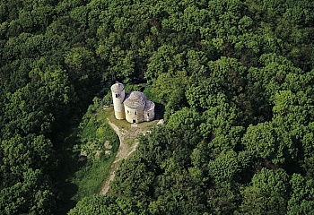 Rotunda sv. Jiří a sv. Vojtěcha na hoře Říp