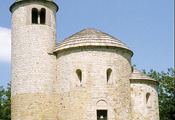 Rotunda sv. Jiří a sv. Vojtěcha na hoře Říp