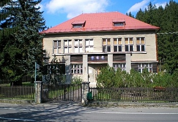 Bílá