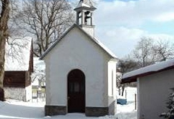 Bílá