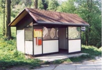 Bílá